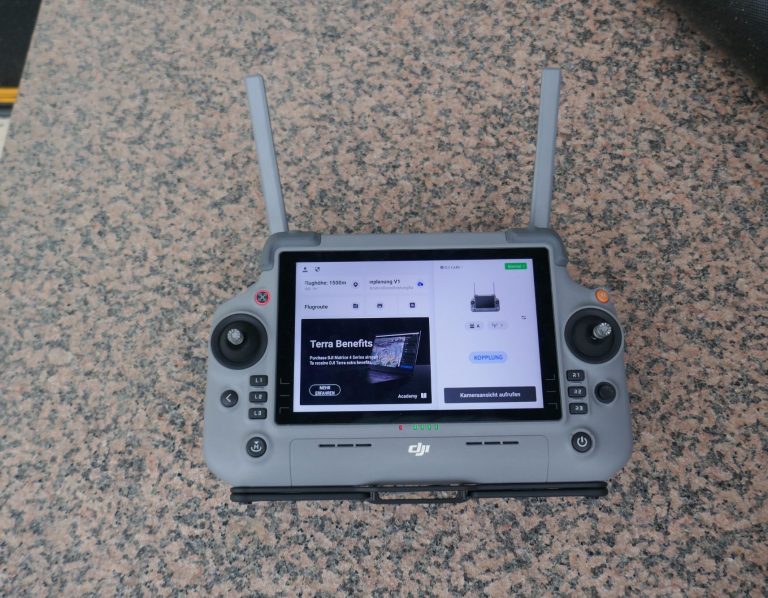 DJI RC Plus 2 Controller Ein Bild eines DJI RC Plus 2 Controllers auf dem alle Bedienelemente zu sehen sind