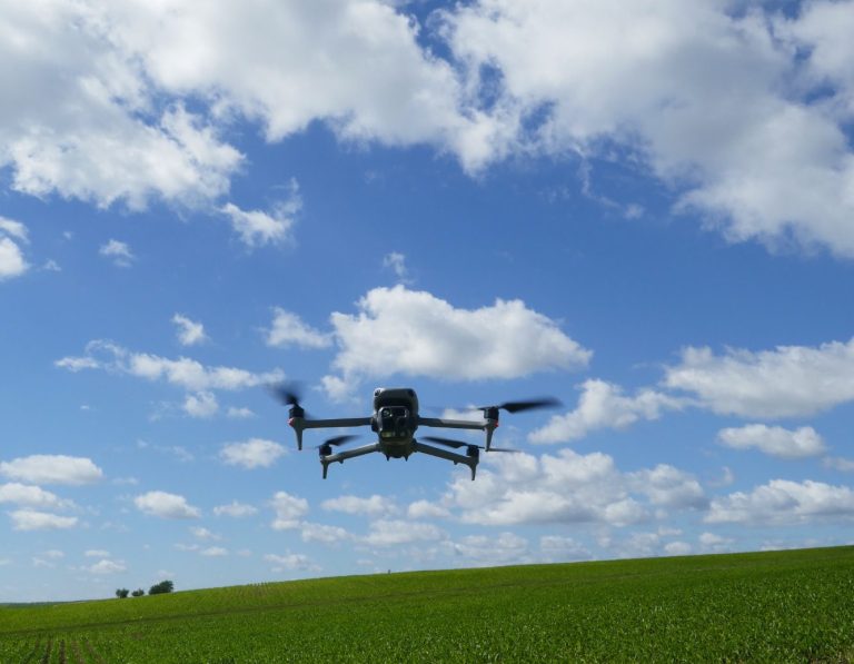 DJI Matrice 4T Eine professionelle Drohne DJI Matrice 4T fliegt über einem Feld am Himmel