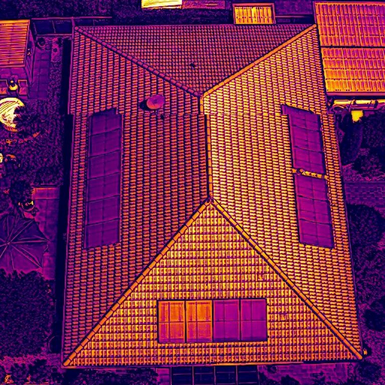 Thermografie-Draufsicht eines Hauses Luftbild-Thermografie eines Wohnhaus-Daches in der Draufsicht zur Visualisierung von Wärmebrücken und Energieeffizienz