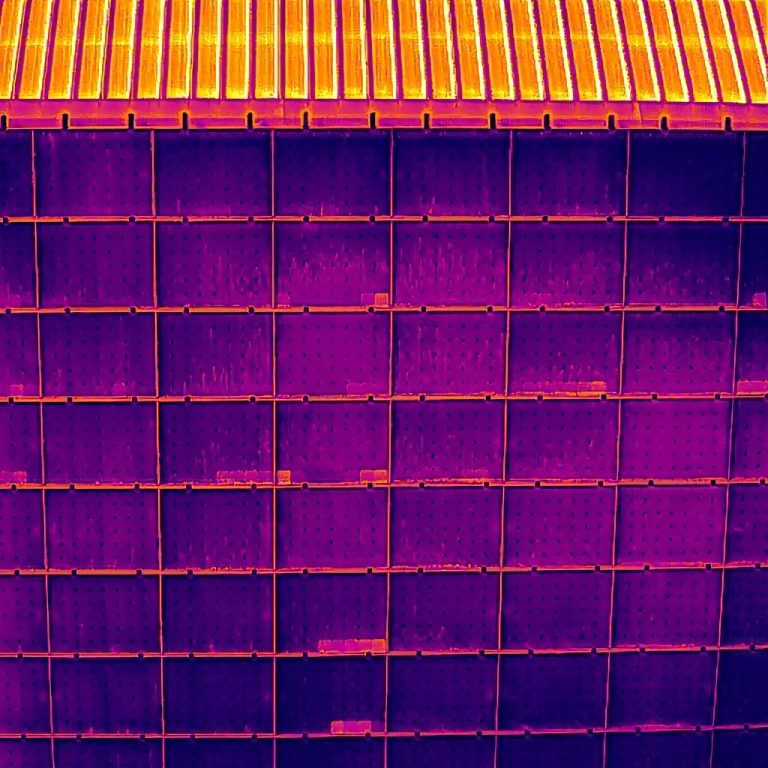 Thermografie-Detailaufnahme Nahaufnahme einer Solaranlagen-Struktur im Wärmebildmodus zur präzisen Lokalisierung defekter Zellen